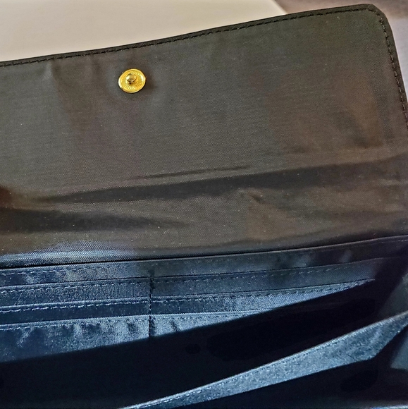 NWT Cream & Black Wristlet w/Chain - Picture 9 of 9